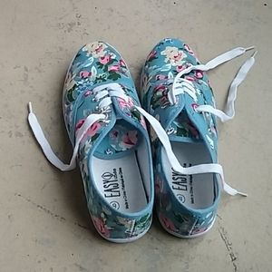 Floral sneakers 🌺🌼💐🌹🌸